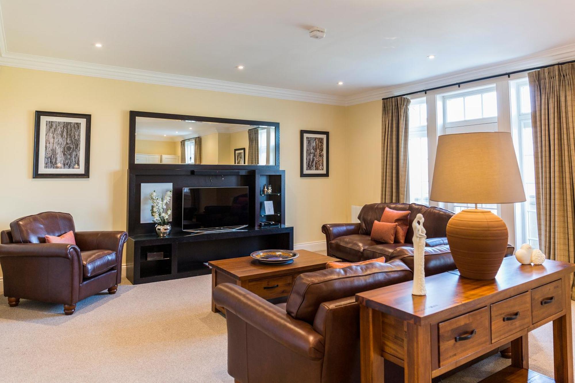 Cameron House On Loch Lomond Alexandria Ngoại thất bức ảnh A living room in a typical apartment at the hotel